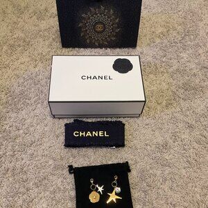CHANEL LIMITED EDITION HOLIDAY 2025 CAMELLIA AND STAR CHARMS, NAVY SPARKLE RIBBO